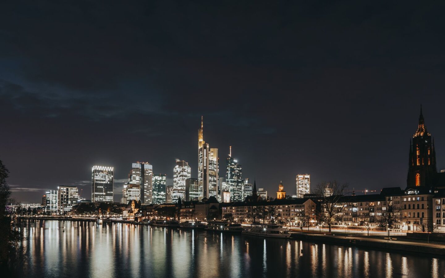Frankfurt Skyline bei Nacht